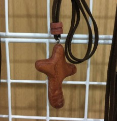 갈색 원목 목걸이 십자가